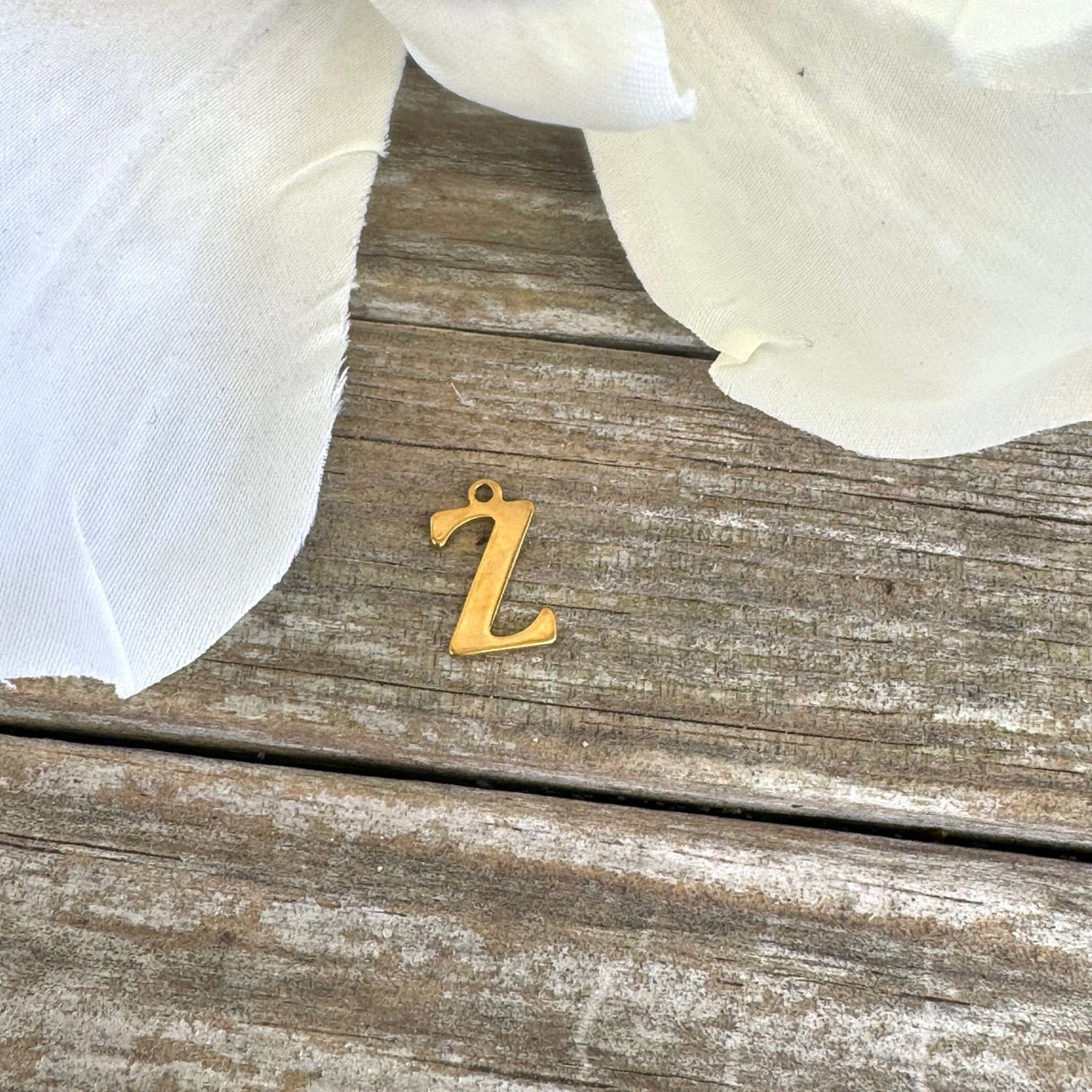 Vandfast Bogstav Vedhæng – Forgyldt Stål (12x7mm) - Uniq Perler - 112136