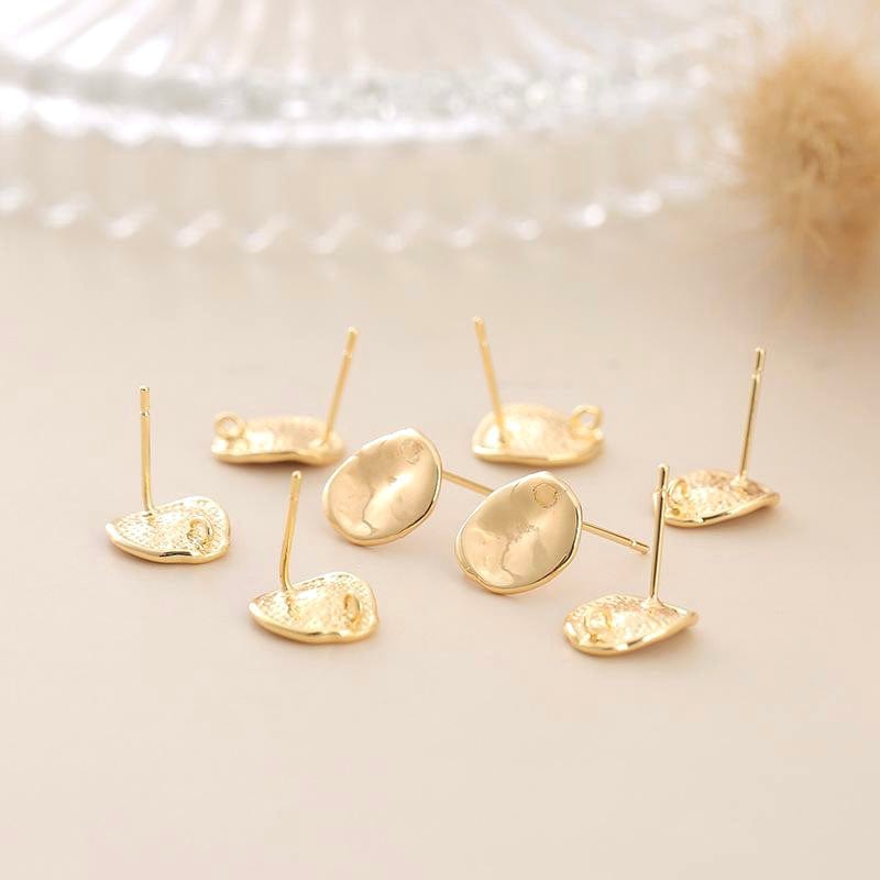 Vandfast Bølget Ørestikkere, Forgyldt Messing, (11x11mm) - Uniq Perler - 112970