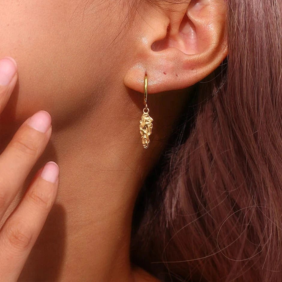 Vandfast Forgyldte Creoler Med Smukt Organisk Vedhæng - Uniq Perler - 115585