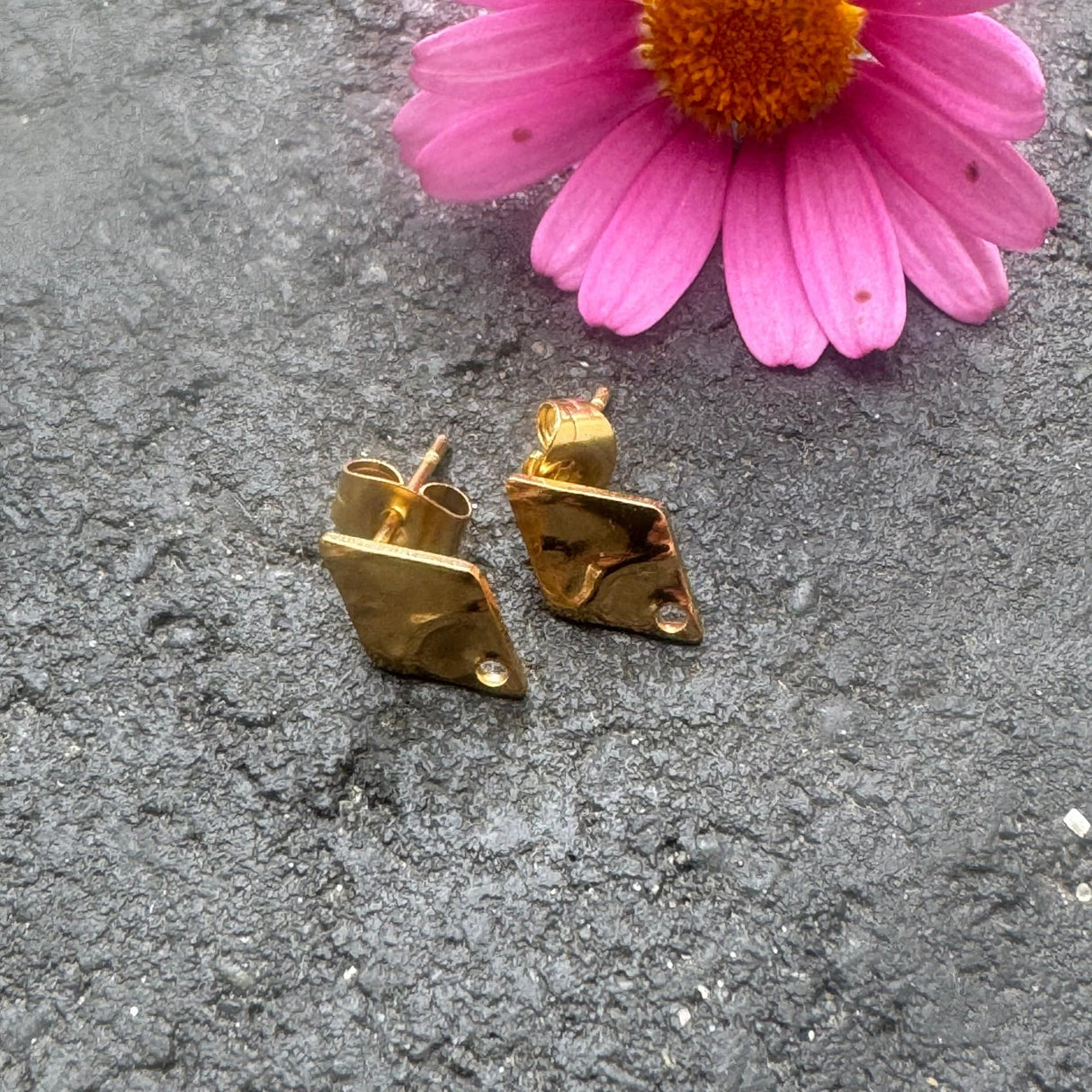 Vandfast Harlekin Ørestikkere, Forgyldt Stål, 13x18mm - Uniq Perler - 7313567