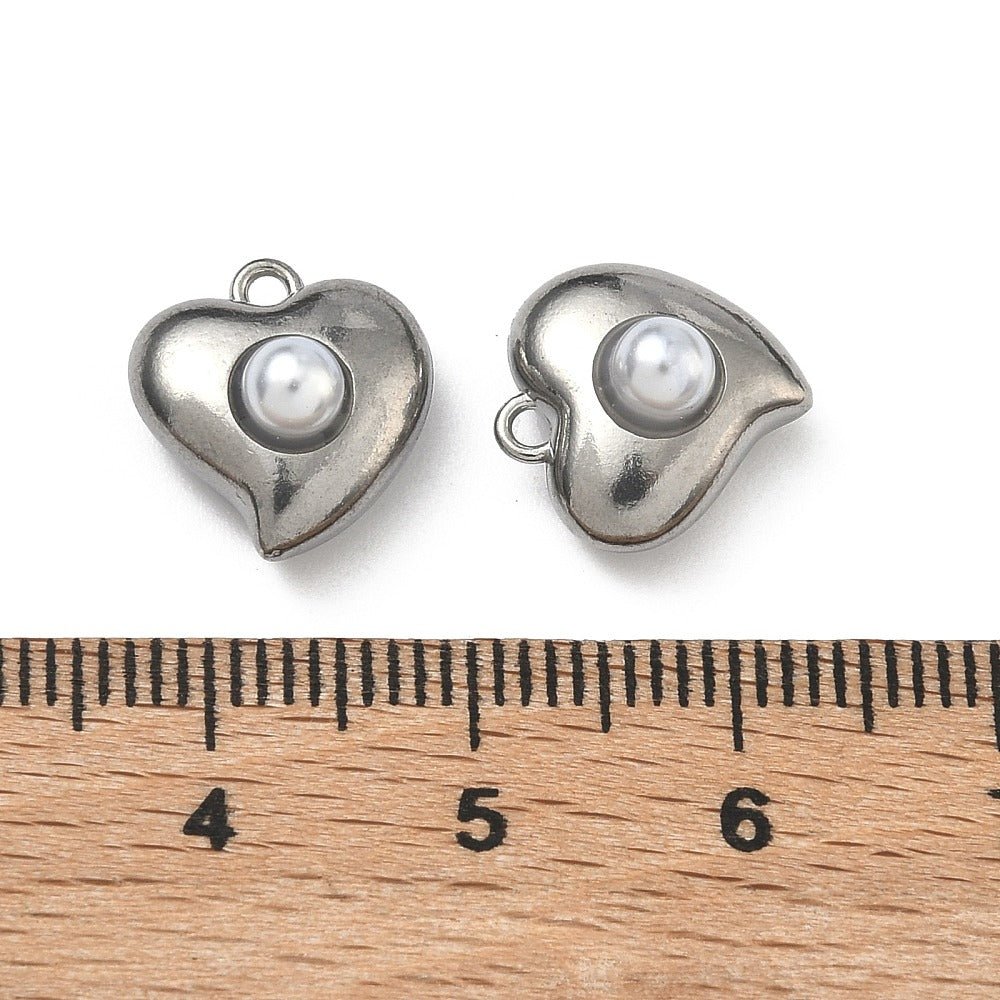 Vandfast Hjerte Vedhæng med Perle – Stål (12,5x12x7mm) 2 stk. - Uniq Perler - 119965