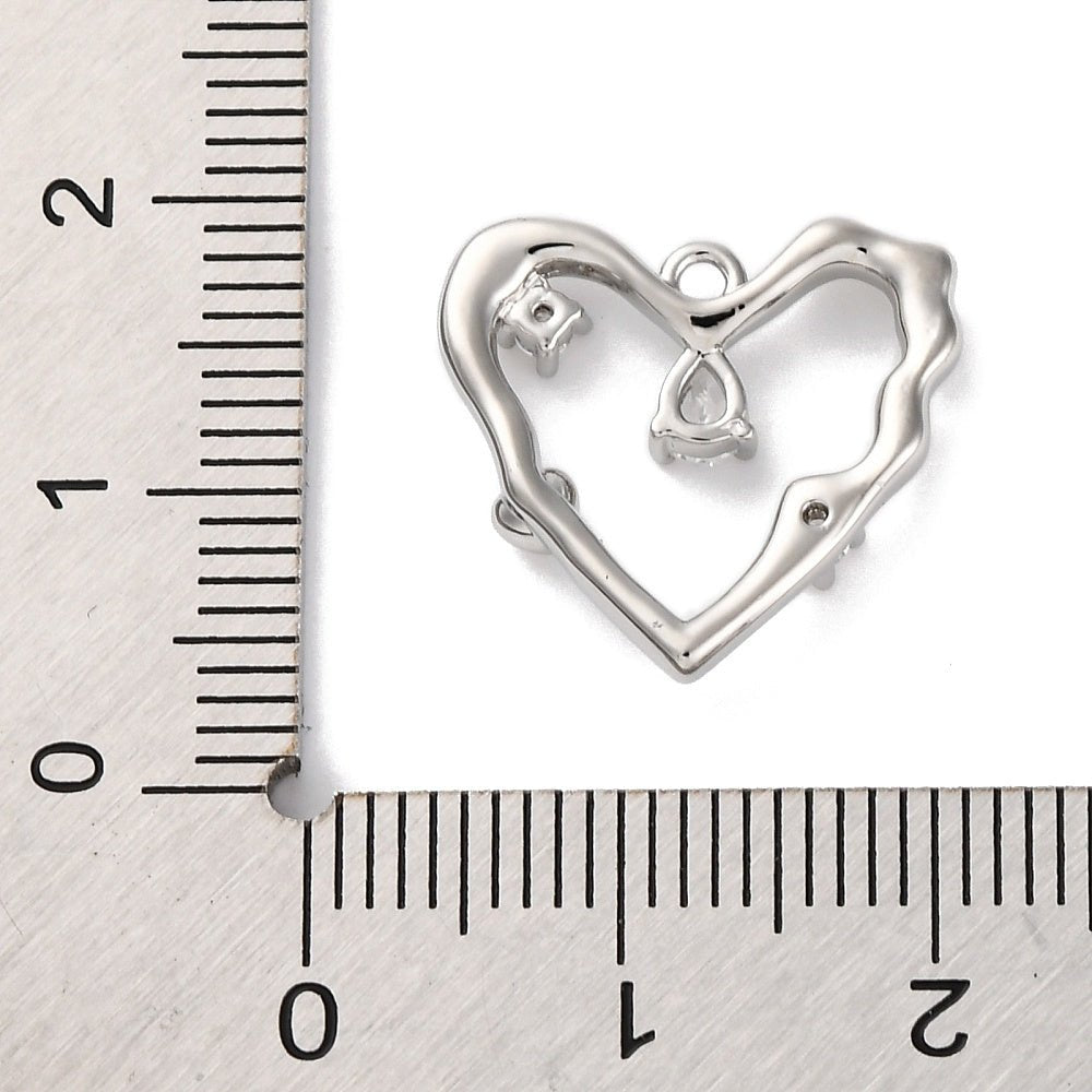 Vandfast Hjerteformet Vedhæng Med Zirkonia – Platinbelagt Messing (15,5x17mm) - Uniq Perler - 126157