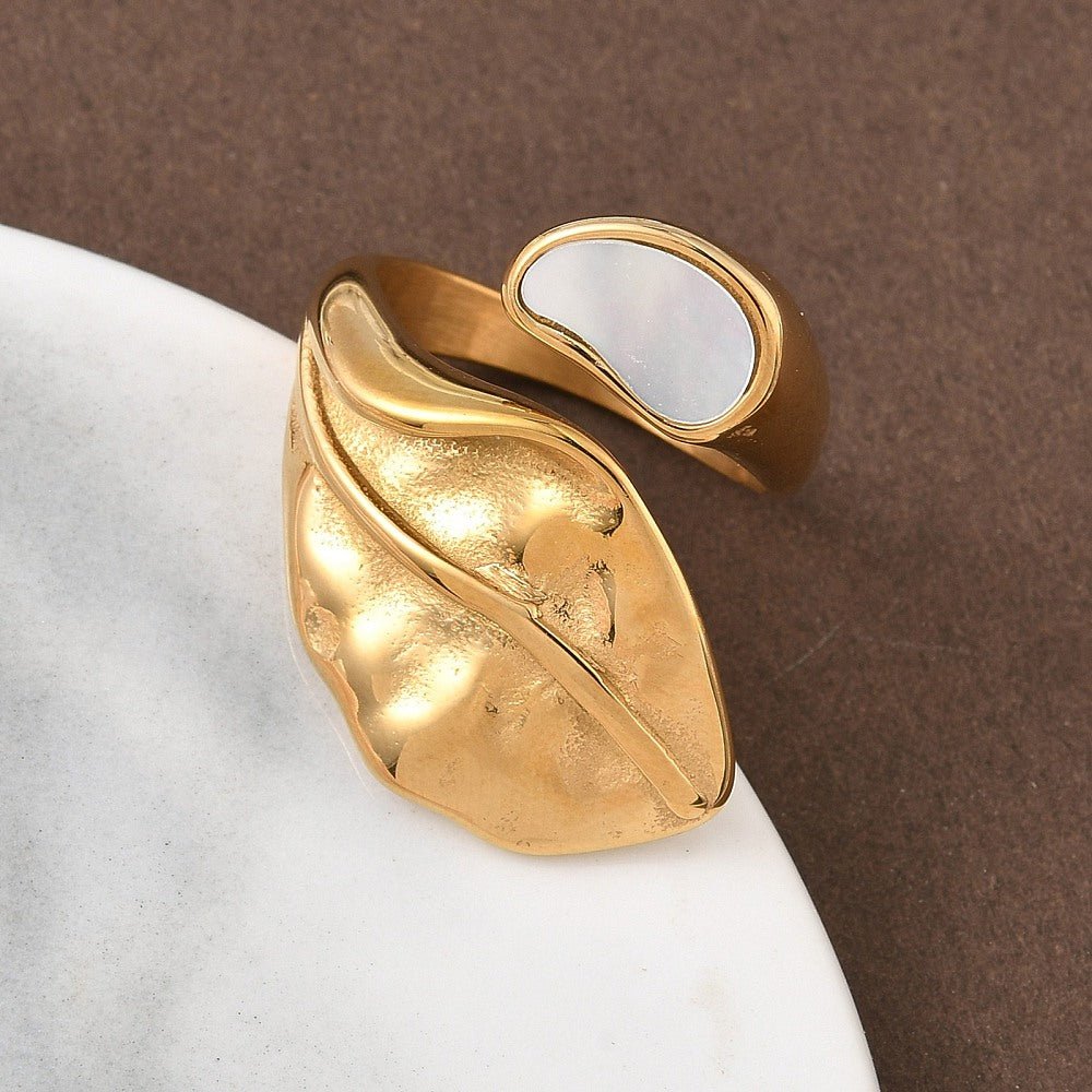 Vandfast Justerbar Ring Med Blad – 18K Forgyldt Stål (17,5mm) - Uniq Perler -