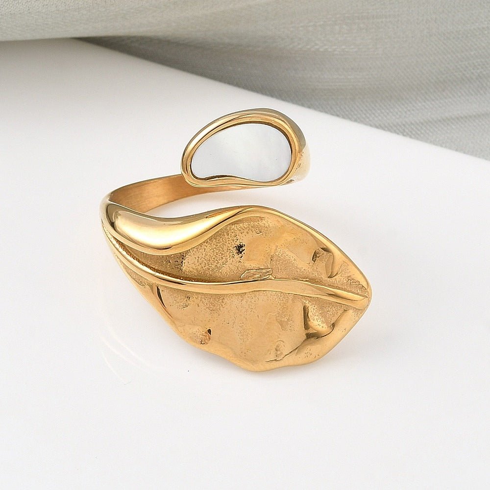 Vandfast Justerbar Ring Med Blad – 18K Forgyldt Stål (17,5mm) - Uniq Perler -