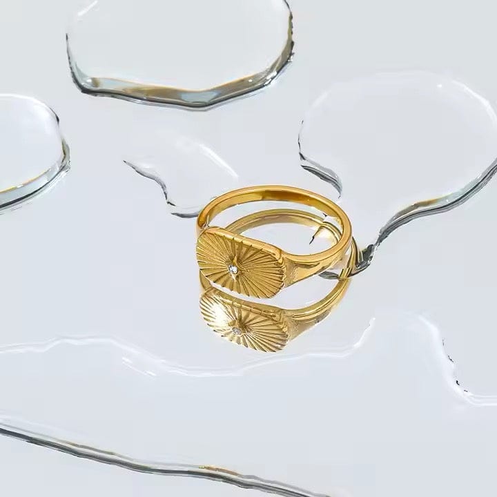 Vandfast Ring Med Stråle Mønster, Forgyldt Stål, 51mm - Uniq Perler - 133824