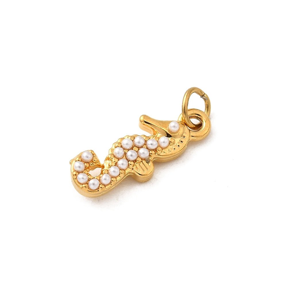 Vandfast Søhest Vedhæng – 18K Forgyldt Stål (14,5x5,5x3mm) 1 stk. - Uniq Perler - 124088
