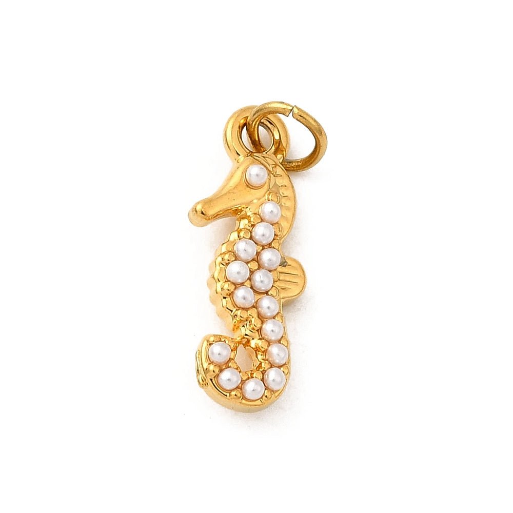 Vandfast Søhest Vedhæng – 18K Forgyldt Stål (14,5x5,5x3mm) 1 stk. - Uniq Perler - 124088