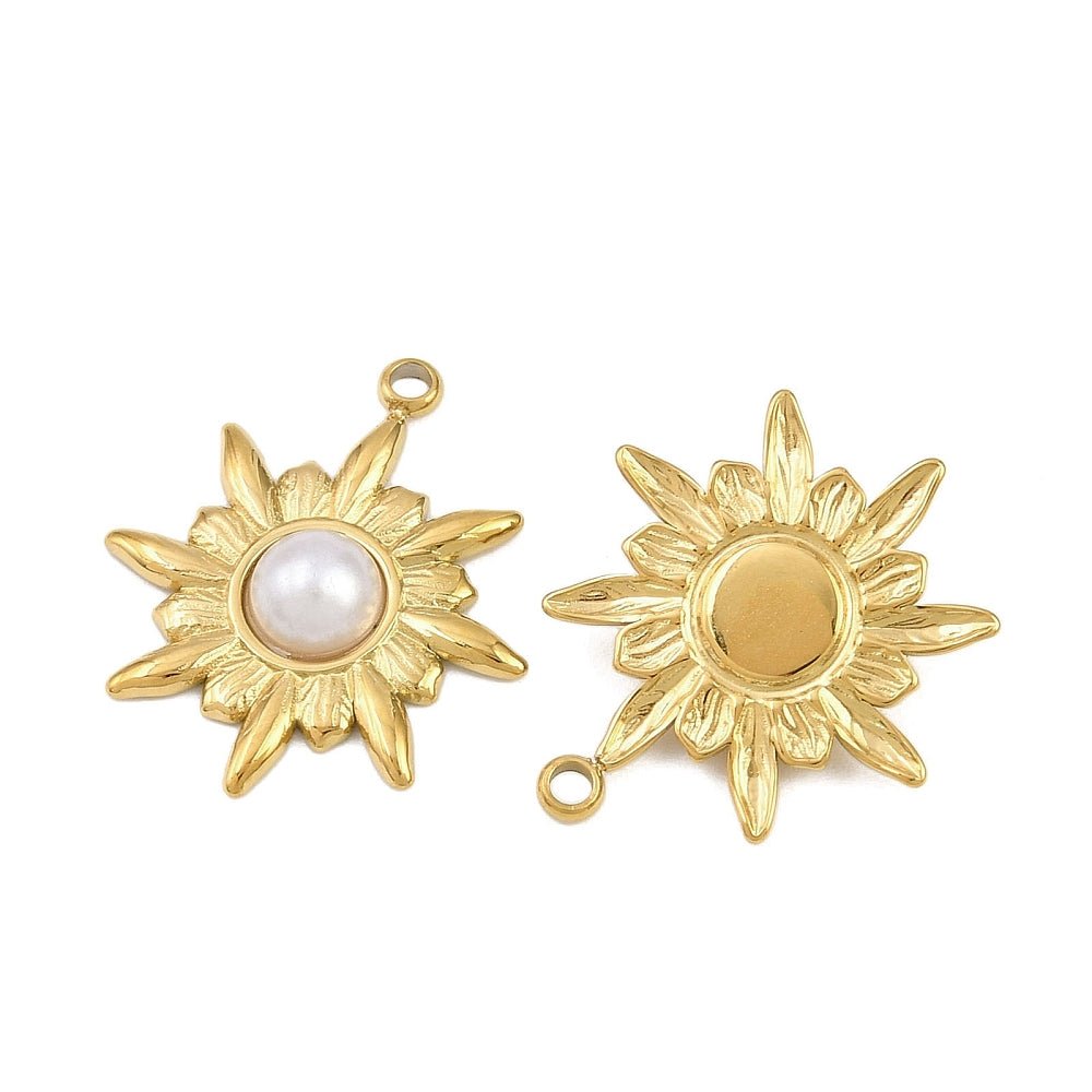 Vandfast Sol Vedhæng – 18K Forgyldt Stål Med Perle (22,5x19,5x4,5mm) - Uniq Perler -