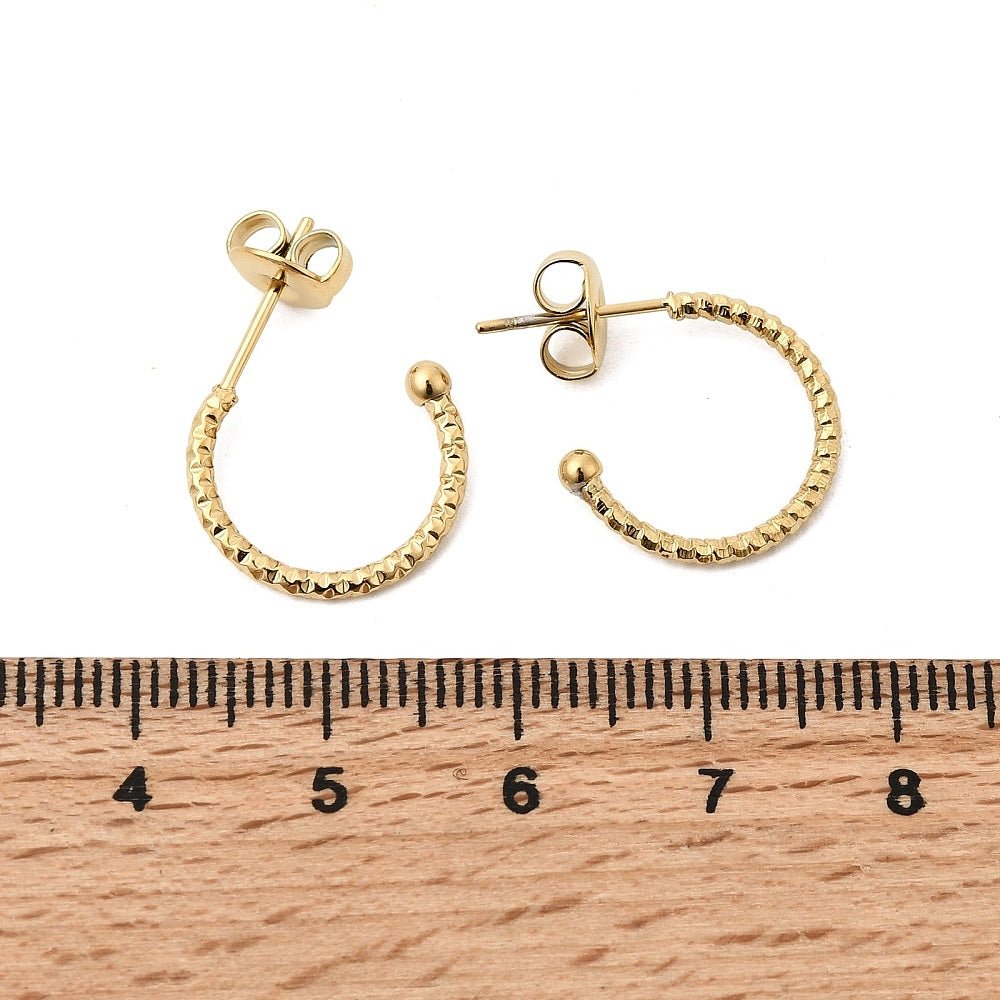 Vandfaste Halvbue Ørestikker – 18K Forgyldt Stål (15,5x16,5mm) - Uniq Perler - 119924