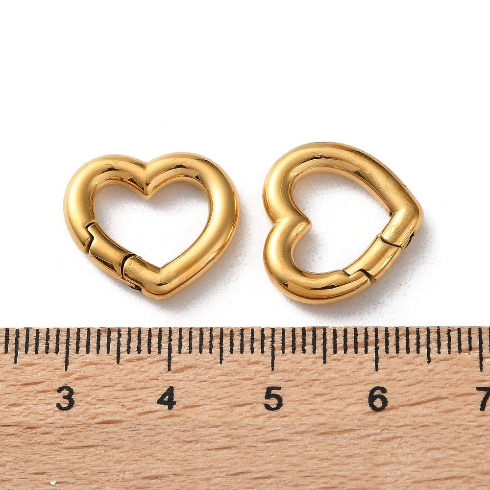 Vandfaste Hjerteformede Spring Gate Låse – 18K Forgyldt Stål (16x17,5x3mm) 1 stk. - Uniq Perler - 124300