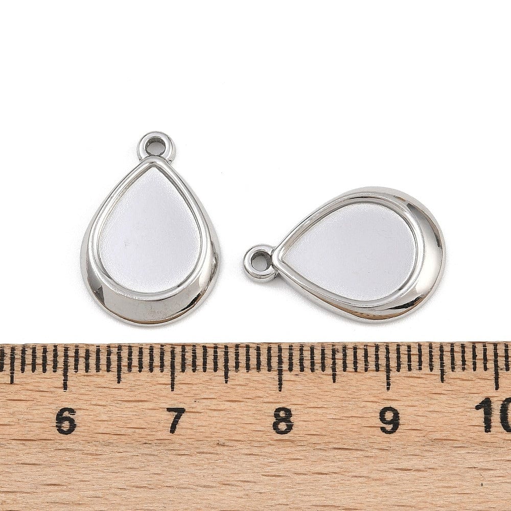 Vedhæng i Rustfrit Stål – Dråbe Cabochon Fatning, Sølvfarve (13x18mm, 2 stk) - Uniq Perler - 116193