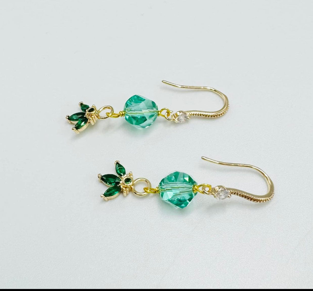 Vedhæng Med Grønne Zirkonia Sten, 18K Forgyldt, 12x9mm - Uniq Perler - 112797