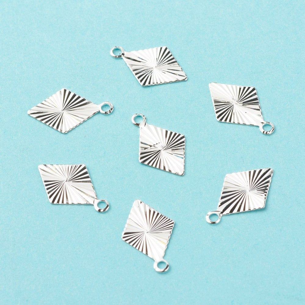 Harlekin Vedhæng Med Rillet Mønster, Langtidsholdbar Forsølvning, 8x13mm, (10 Stk) - Uniq Perler - 978527