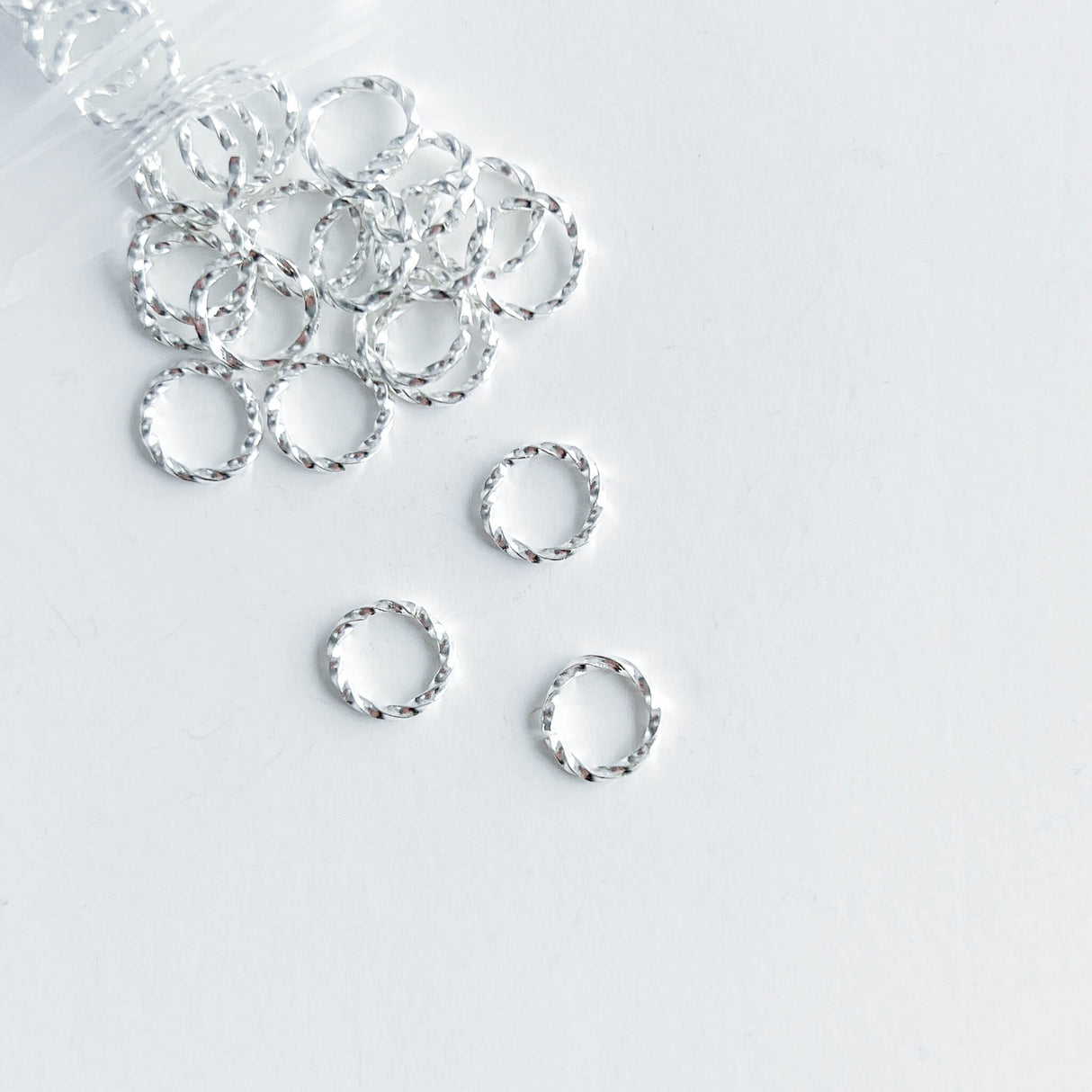 Øsken/O - Ringe – Tvistet, Forsølvet (8x1mm), 25 stk - Uniq Perler - 159846534