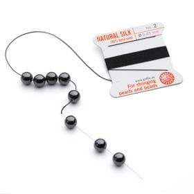 Silkesnor Med Nål – Sort, Str. 4 (0,60mm), 2m - Uniq Perler - 0000013105