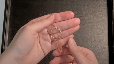 Lær at lave en halskæde med tværboret perle - Uniq Perler