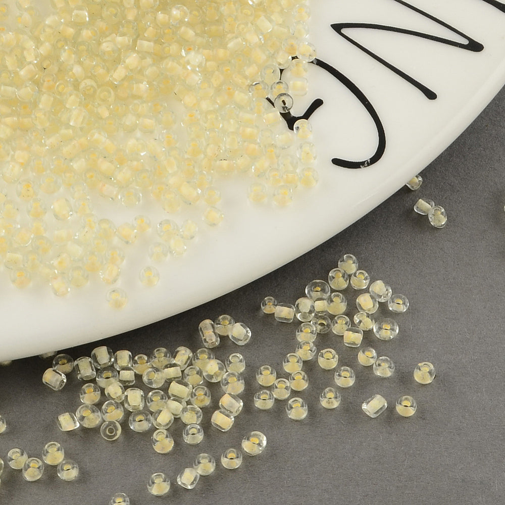 Seed beads 12/0 i lysegul med farvet kerne, 2 mm, 454 g
