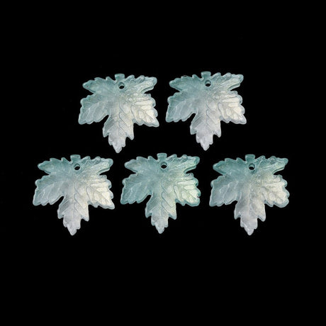 Ahornblad Glas Vedhæng – Turkis (16x16x4mm) 8 stk - Uniq Perler - 