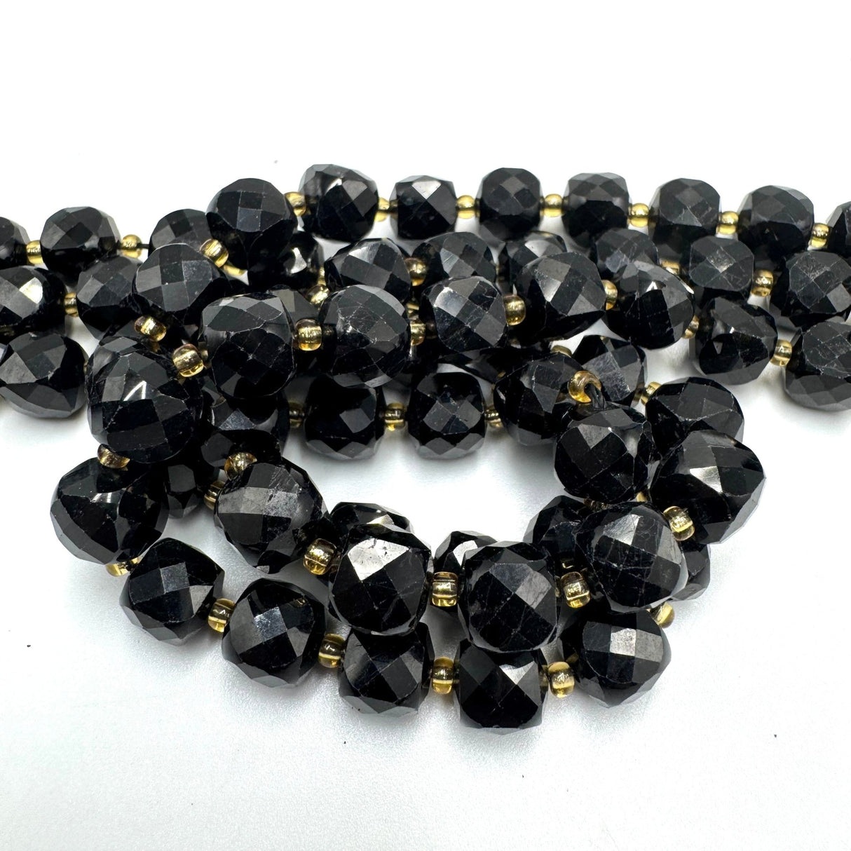 Auktion L......Sort Turmalin – Kubeformet Natursten (8 mm) - Uniq Perler - 889123