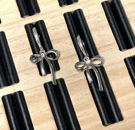 Blankt Sløjfe Vedhæng Med Rhinsten, Platiniums Farvet, 26x20mm - Uniq Perler - 111396