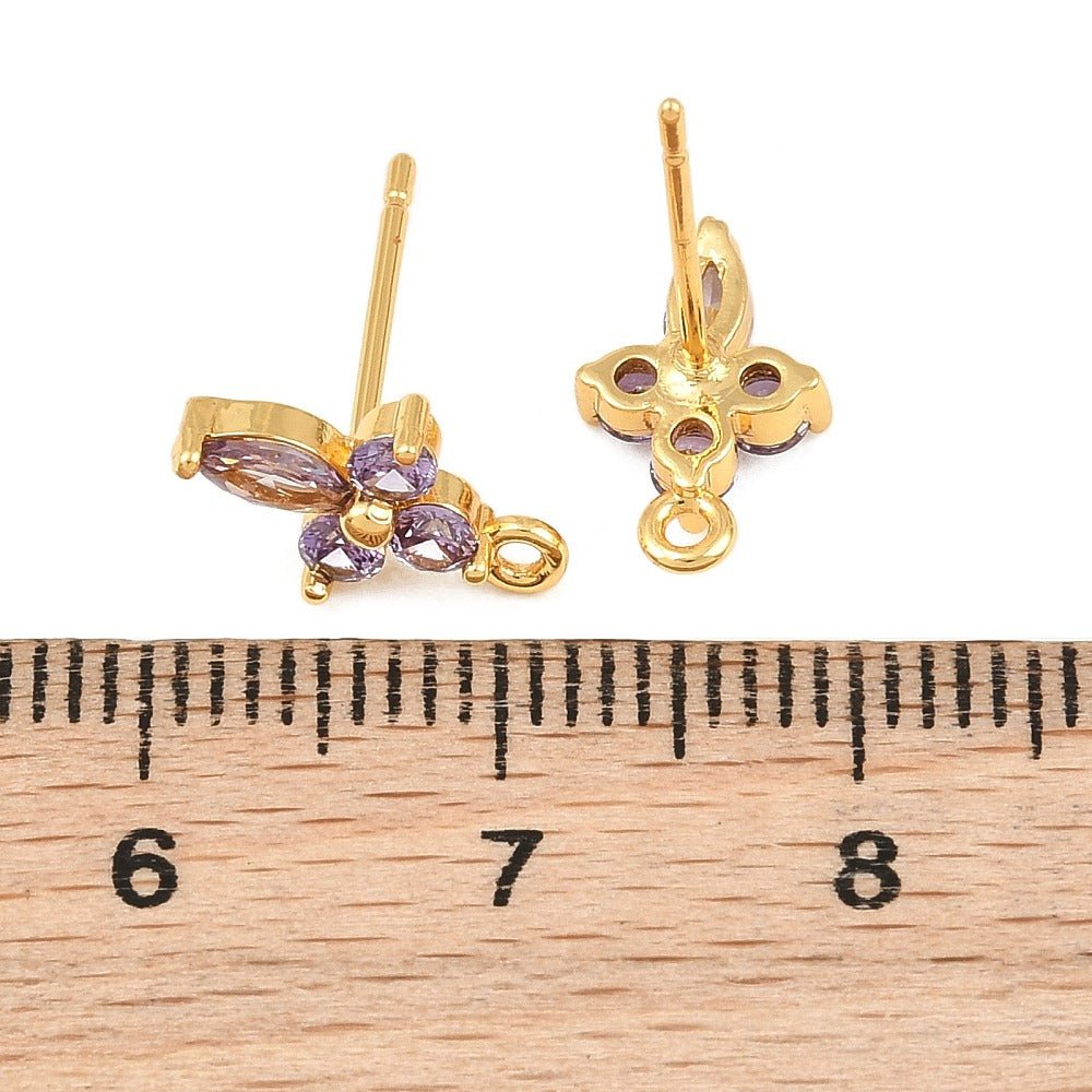 Blomster Ørestikkere Med Lilla Zirkonia – 18K Forgyldt Messing (12x7,5mm) - Uniq Perler - 125765