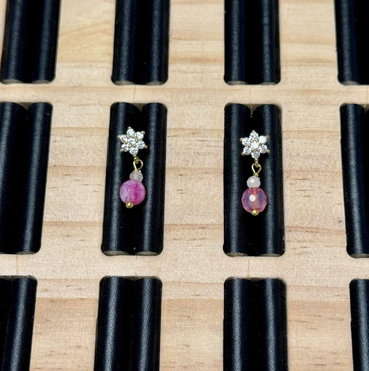 Blomster Ørestikkere Med Klare Zirkonia Sten, 18K Forgyldt, (9,5x6,5x3mm) - Uniq Perler - 111534