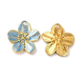 Blomster Vedhæng Med Emalje – 18K Forgyldt Stål, Lyseblå (24,5x22,5x2,5mm) - Uniq Perler - 122875