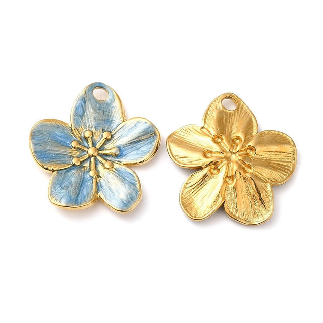 Blomster Vedhæng Med Emalje – 18K Forgyldt Stål, Lyseblå (24,5x22,5x2,5mm) - Uniq Perler - 122875