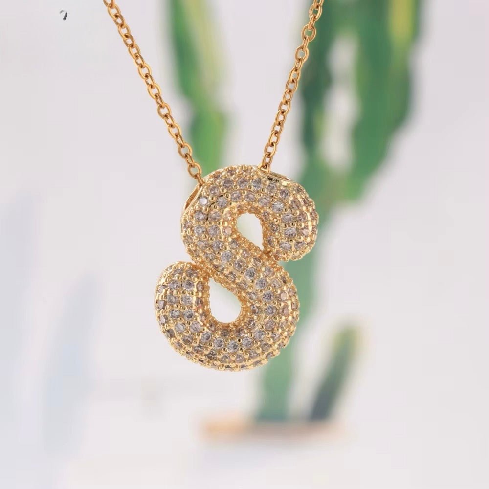 Bogstav Vedhæng Med Zirkonia - Flere forskellige – 18K Forgyldt Messing (22mm) - Uniq Perler - 118321