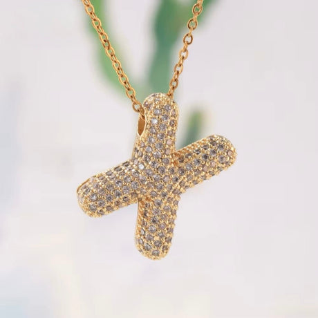 Bogstav Vedhæng Med Zirkonia - Flere forskellige – 18K Forgyldt Messing (22mm) - Uniq Perler - 118324