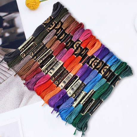 Broderigarn – Farve Mix, Polyester (0,5mm) 18 Dukker, 8m. - Uniq Perler - 126199