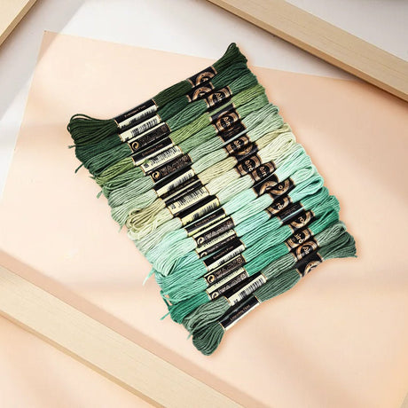 Broderigarn i Polyester – 6 - Trådet, Grøn Gradient (18 Dukker, 8m) - Uniq Perler - 