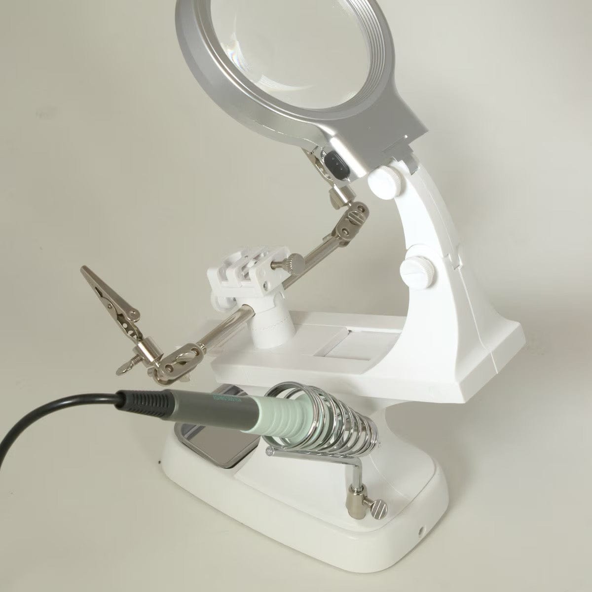 Den 3. Hånd Med Lup, LED Lys og Værktøjsholder (85x210x170mm) - Uniq Perler - 115581