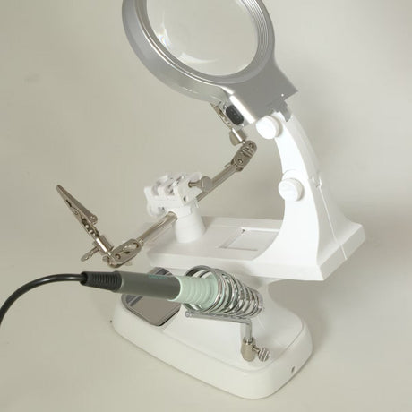Den 3. Hånd Med Lup, LED Lys og Værktøjsholder (85x210x170mm) - Uniq Perler - 115581