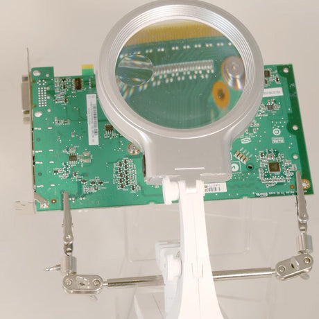 Den 3. Hånd Med Lup, LED Lys og Værktøjsholder (85x210x170mm) - Uniq Perler - 115581