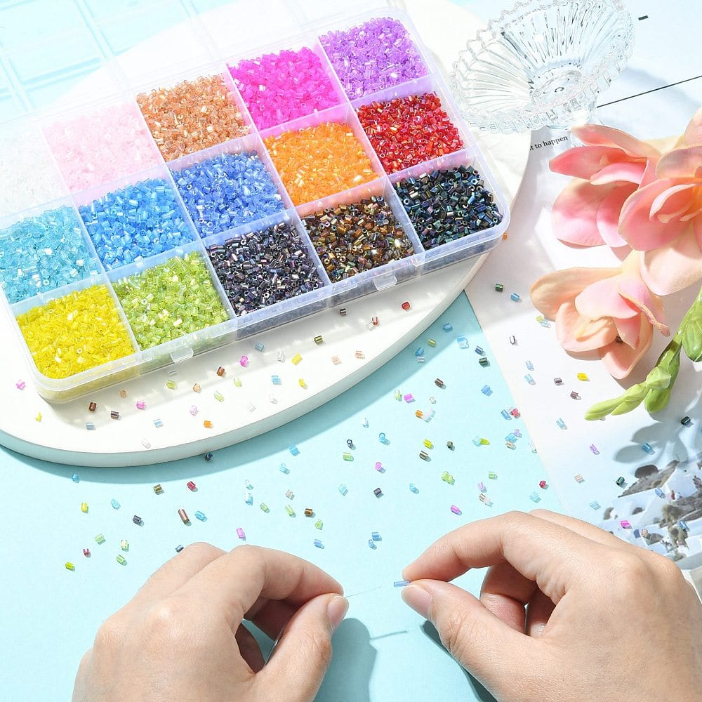 DIY Kasse Med 15 Transparente Farver Seed Beads – (2mm) - Uniq Perler - 633854