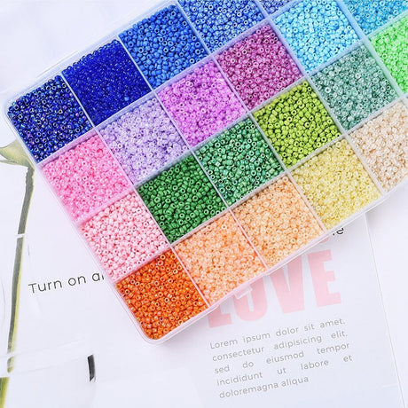 DIY Smykkesæt – 24 Farver Seed Beads, Elastik, Saks & Nåle, 2mm - Uniq Perler - 0001489161