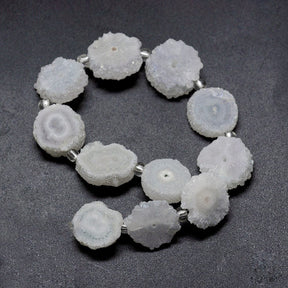 Druzy Kvarts Pärlor – Solar Kvarts Nuggets, Vit (13–22mm) - Uniq Perler - 115644