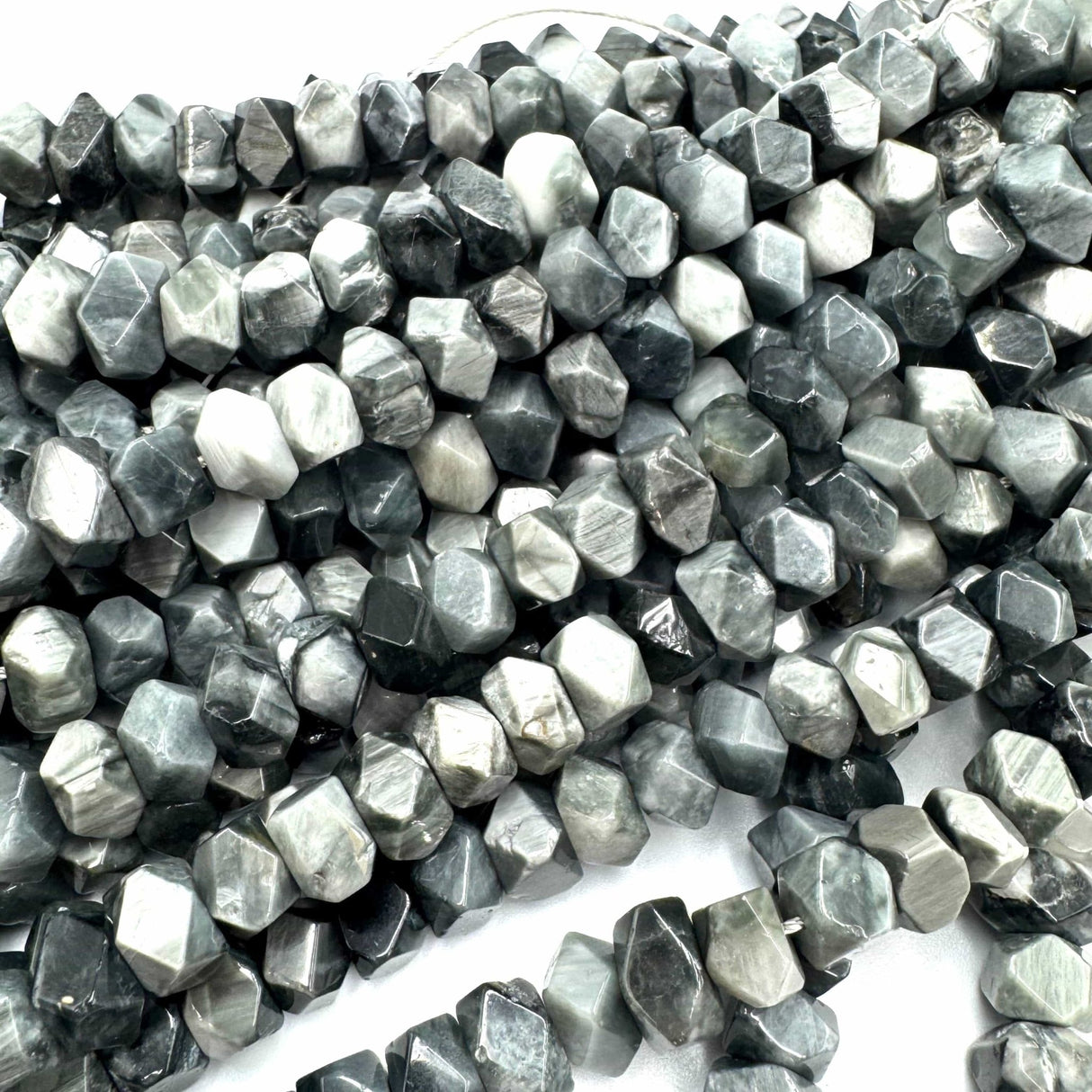 Falke Øje Sten – Facetteret, Kantet Nuggets (6x11mm) - Uniq Perler - 443322