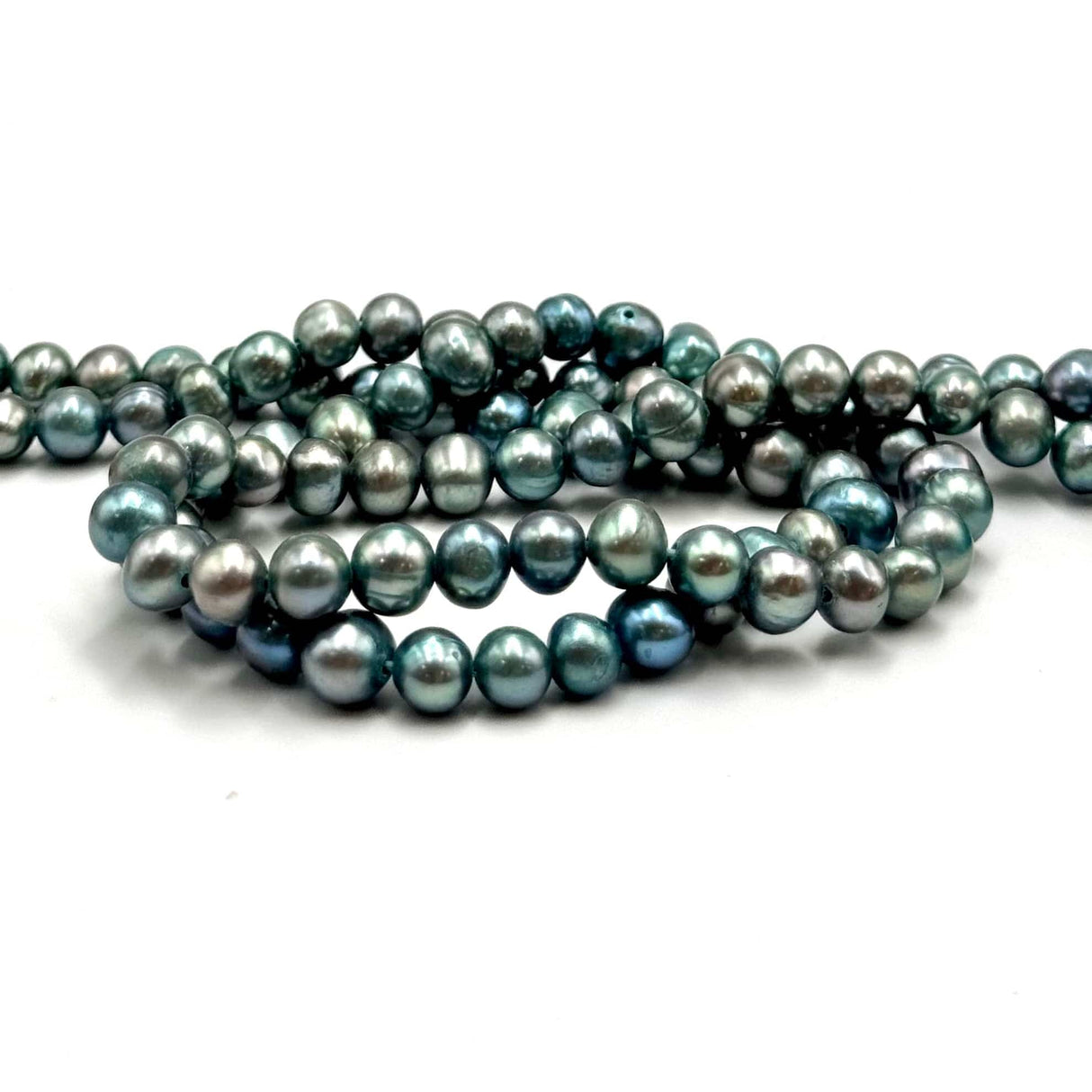 Farvet Ferskvandsperler, Grøn Peacook, 5 - 6mm - Uniq Perler - 765333