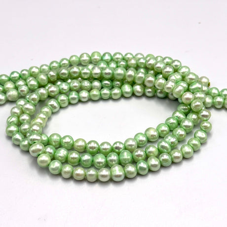 Farvet Ferskvandsperler, Lys Grøn, 5 - 6mm - Uniq Perler - 370277