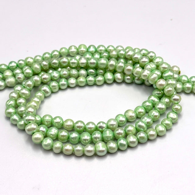 Farvet Ferskvandsperler, Lys Grøn, 5 - 6mm - Uniq Perler - 370277