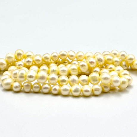 Farvet Ferskvandsperler, Lys Gul, 5 - 6mm - Uniq Perler - 955778