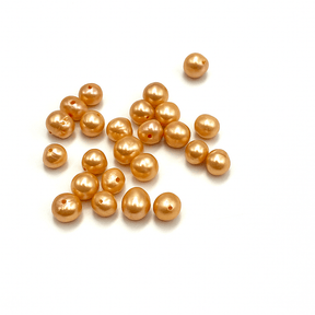 Fargede ferskvannsperler, lys oransje/fersken, 5 - 6mm (enkelt perle) - Uniq Perler - 54722