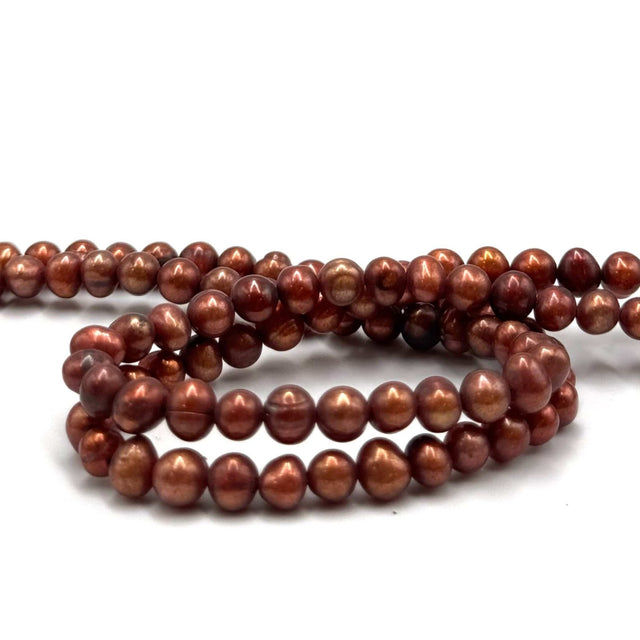 Farvet Ferskvandsperler, Rød Brun, 5 - 6mm - Uniq Perler - 46892