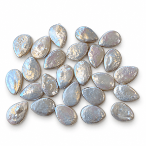 Ferskvandsperle – Hvid, Barok, Let Dråbeformet, Grade AA+ (12x9mm) 1 stk. - Uniq Perler - 125696