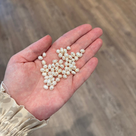 Ferskvandsperler – Hvid, Nugget, Grade A (5,8x6mm), 2 stk - Uniq Perler - 011834