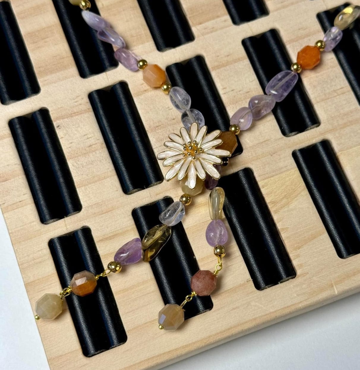 Fold Over Blomster Lås Med Hvid Emalje, Forgyldt, 25mm - Uniq Perler - 112333