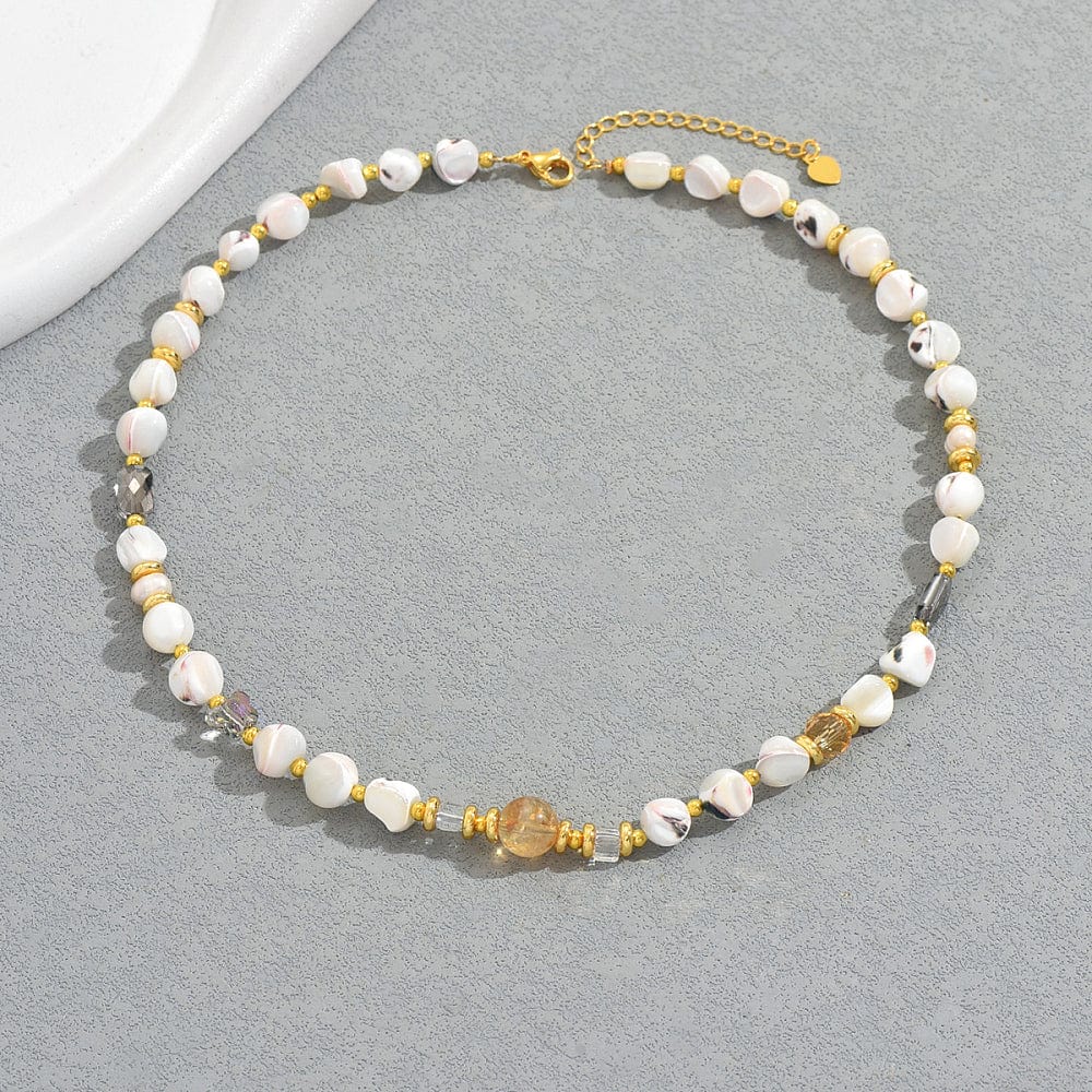 Halskæde Med Organiske Shell Nuggets – Guld/Hvid (43cm) - Uniq Perler - 115560