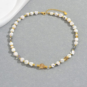 Halsband med organiska skalnuggets – Guld/Vit (43cm) - Uniq Perler - 115560